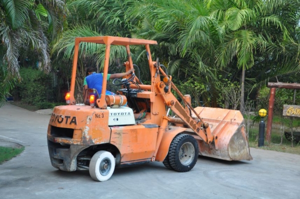 ขายรถตัก TOYOTA SDดีเซล สวยเดิมจากญี่ปุ่น ยังไม่เคยใช้ในไทย 179,000เท่านั้น!!