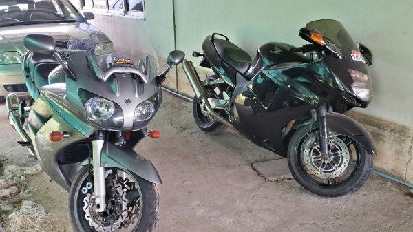 ขาย YAMAHA  FJR 1300 ราคาถูก ปี 02  ท่อสูตรโยชิมูระคู่  ยางหน้าหลังใหม่ดอกเต็มๆ