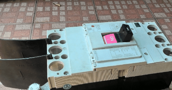 ขายBREAKER MITSUBISHI NF400-CW(400A).ของแท้100\%. ขายBREAKER MITSUBISHI NF400-CW(400A).ของแท้100\%.