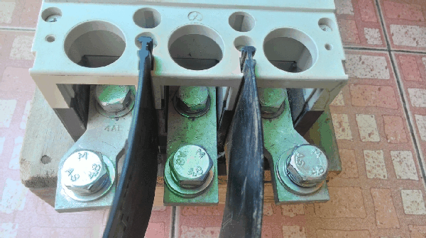 ขายBREAKER MITSUBISHI NF400-CW(400A).ของแท้100\%. ขายBREAKER MITSUBISHI NF400-CW(400A).ของแท้100\%.