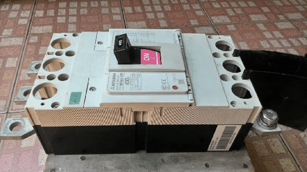 ขายBREAKER MITSUBISHI NF400-CW(400A).ของแท้100\%.