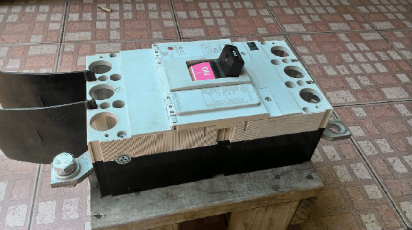 ขายBREAKER MITSUBISHI NF400-CW(400A).ของแท้100\%. ขายBREAKER MITSUBISHI NF400-CW(400A).ของแท้100\%.