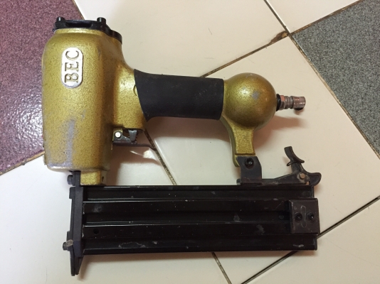 ขายแม็กลมแบบขาเดี่ยวยี่ห้อBEC(F50)สภาพดีใช้งานได้ดีปกติรับประกันครับ