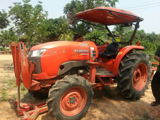 ขายรถไถ คูโบต้า 47 แรงม่้า พร้อมตัวคีบ ผาน อื่่นๆ ครบชุดราคาเพียง 980,000 บาทติดต่อ0899201336