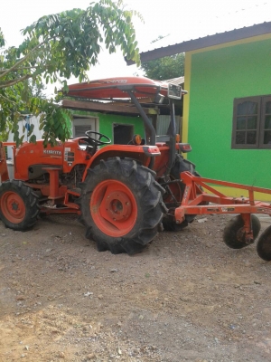 ขายรถไถ คูโบต้า 47 แรงม่้า พร้อมตัวคีบ ผาน อื่่นๆ ครบชุดราคาเพียง 980,000 บาทติดต่อ0899201336