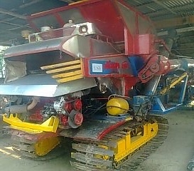 ขายด่วน รถเกี่ยวข้าวไทยเส็งยนต์ TSY รุ่น เดี่ยวทรนง รถสวยจัดสภาพดีสุดๆพร้อมใช้งานได้เลยครับ เครื่องยนต์ 220 HP JO8C-J1 เครื่องแน่นแรงดีไม่มีเยิ้ม อุ้ม 2.5 ตัน ปั๊มไดกิ้นเบอร์ 23 แรงดีทำงานได้เร็วดีมากครับ ช่วงล่างตัวเดิน 12 แน่นดีพร้อมใช้งาน ราคาต่อรองได้