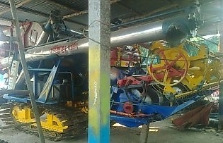 ขายด่วน รถเกี่ยวข้าวไทยเส็งยนต์ TSY รุ่น เดี่ยวทรนง รถสวยจัดสภาพดีสุดๆพร้อมใช้งานได้เลยครับ เครื่องยนต์ 220 HP JO8C-J1 เครื่องแน่นแรงดีไม่มีเยิ้ม อุ้ม 2.5 ตัน ปั๊มไดกิ้นเบอร์ 23 แรงดีทำงานได้เร็วดีมากครับ ช่วงล่างตัวเดิน 12 แน่นดีพร้อมใช้งาน ราคาต่อรองได้