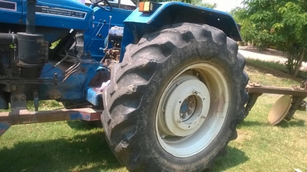 ขายรถไถ FORD 8210 สภาพพร้อมใช้งาน มีเล่มทะเบียน อุปกรณ์ผาน 3 ละผานดันหน้า