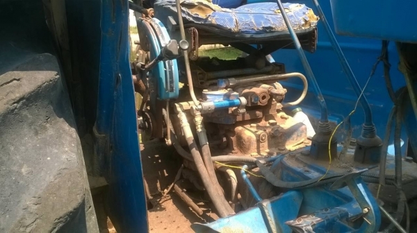 ขายรถไถ FORD 8210 สภาพพร้อมใช้งาน มีเล่มทะเบียน อุปกรณ์ผาน 3 ละผานดันหน้า