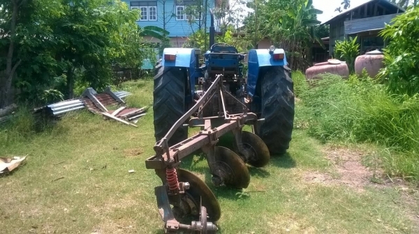 ขายรถไถ FORD 8210 สภาพพร้อมใช้งาน มีเล่มทะเบียน อุปกรณ์ผาน 3 ละผานดันหน้า