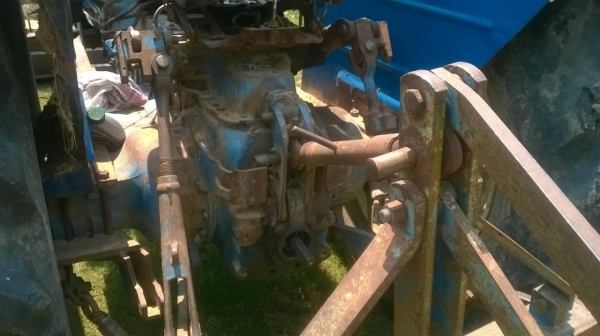 ขายรถไถ FORD 8210 สภาพพร้อมใช้งาน มีเล่มทะเบียน อุปกรณ์ผาน 3 ละผานดันหน้า