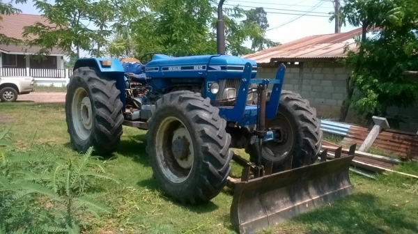 ขายรถไถ FORD 8210 สภาพพร้อมใช้งาน มีเล่มทะเบียน อุปกรณ์ผาน 3 ละผานดันหน้า