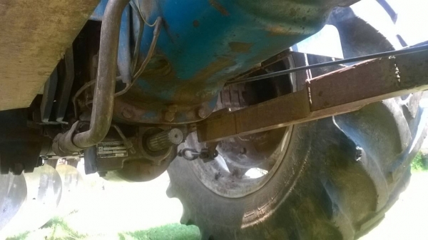 ขายรถไถ FORD 8210 สภาพพร้อมใช้งาน มีเล่มทะเบียน อุปกรณ์ผาน 3 ละผานดันหน้า