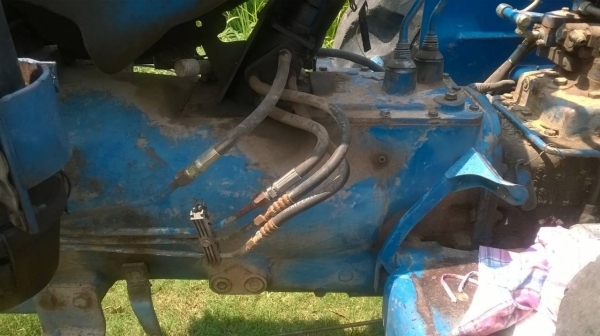 ขายรถไถ FORD 8210 สภาพพร้อมใช้งาน มีเล่มทะเบียน อุปกรณ์ผาน 3 ละผานดันหน้า