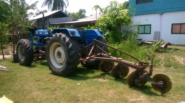 ขายรถไถ FORD 8210 สภาพพร้อมใช้งาน มีเล่มทะเบียน อุปกรณ์ผาน 3 ละผานดันหน้า