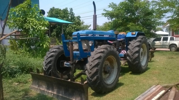 ขายรถไถ FORD 8210 สภาพพร้อมใช้งาน มีเล่มทะเบียน อุปกรณ์ผาน 3 ละผานดันหน้า