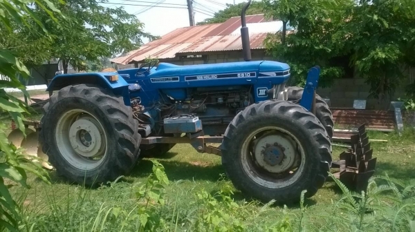 ขายรถไถ FORD 8210 สภาพพร้อมใช้งาน มีเล่มทะเบียน อุปกรณ์ผาน 3 ละผานดันหน้า