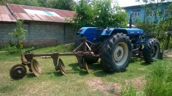 ขายรถไถ FORD 8210 สภาพพร้อมใช้งาน มีเล่มทะเบียน อุปกรณ์ผาน 3 ละผานดันหน้า