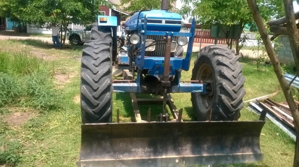 ขายรถไถ FORD 8210 สภาพพร้อมใช้งาน มีเล่มทะเบียน อุปกรณ์ผาน 3 ละผานดันหน้า