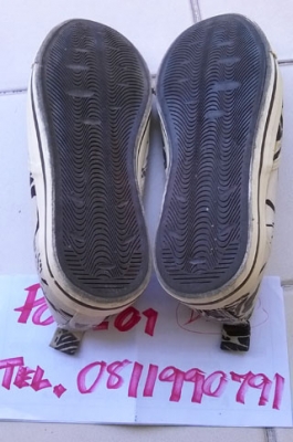 รองเท้าผ้าใบ ลายใบไม้ พื้นยาง สภาพ 90 เปอร์เซ็น รองเท้าผ้าใบ ลายใบไม้ พื้นยาง สภาพ 90 เปอร์เซ็น