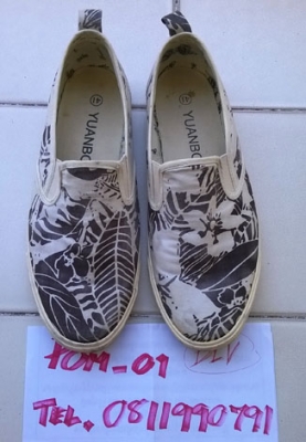 รองเท้าผ้าใบ ลายใบไม้ พื้นยาง สภาพ 90 เปอร์เซ็น