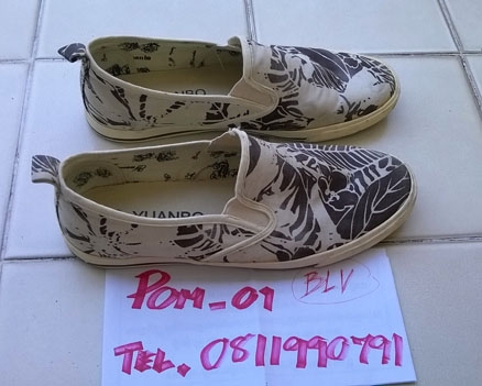 รองเท้าผ้าใบ ลายใบไม้ พื้นยาง สภาพ 90 เปอร์เซ็น รองเท้าผ้าใบ ลายใบไม้ พื้นยาง สภาพ 90 เปอร์เซ็น