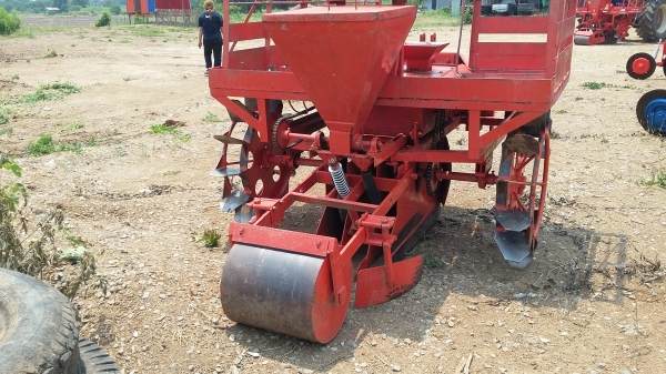 ขายเครื่องปลูกอ้อยสองล้อคู่ของกลกิจสำหรับรถไถใหญ่