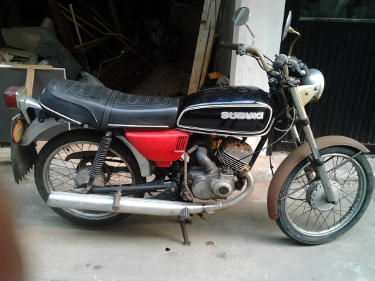 ขายมอไซโบราณซูซูกิไม่ทราบรุ่นมีทะเบียนเครื่องติดแต่มีควัน ขายราคา 7500 สนไจติดต่อ 086-3314540