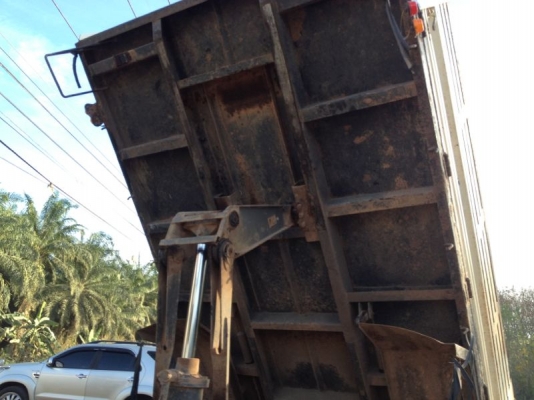 รถอิซูซุ 6 ล้อดั๊ม NPR 150 แรงม้า  ปี 52  สนใจติดต่อ 081 - 6079515