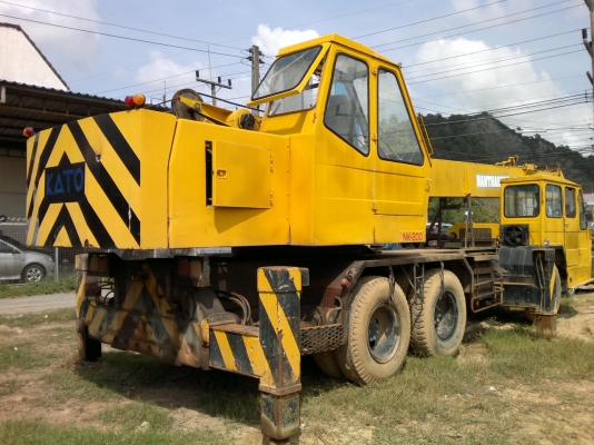 รถเครน 10 ล้อ  KATO  20 ตัน   สนใจติดต่อ 081 - 6079515