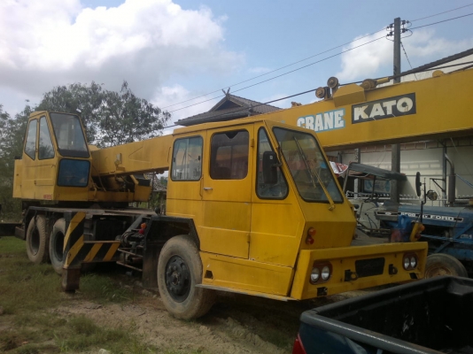 รถเครน 10 ล้อ  KATO  20 ตัน   สนใจติดต่อ 081 - 6079515
