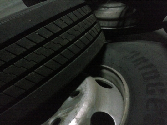 ขายยางรถบรรทุก ยี่ห้อ Bridgestone 295/80R22.5 พร้อมกะทะล้อแมกส์  วิ่งประมาณ 3,000 โล ยางถอดจากคืนห่างเช่า