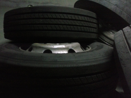 ขายยางรถบรรทุก ยี่ห้อ Bridgestone 295/80R22.5 พร้อมกะทะล้อแมกส์  วิ่งประมาณ 3,000 โล ยางถอดจากคืนห่างเช่า