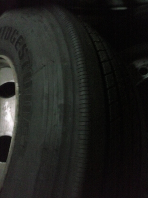 ขายยางรถบรรทุก ยี่ห้อ Bridgestone 295/80R22.5 พร้อมกะทะล้อแมกส์  วิ่งประมาณ 3,000 โล ยางถอดจากคืนห่างเช่า