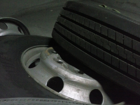 ขายยางรถบรรทุก ยี่ห้อ Bridgestone 295/80R22.5 พร้อมกะทะล้อแมกส์ วิ่งประมาณ 3,000 โล ยางถอดจากคืนห่างเช่า