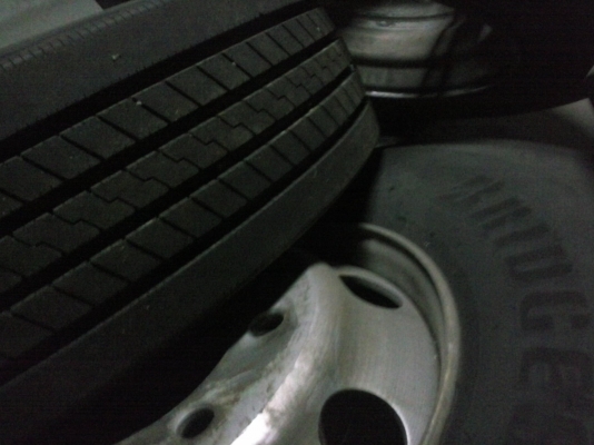 ขายยางรถบรรทุก ยี่ห้อ Bridgestone 295/80R22.5 พร้อมกะทะล้อแมกส์ วิ่งประมาณ 3,000 โล ยางถอดจากคืนห่างเช่า