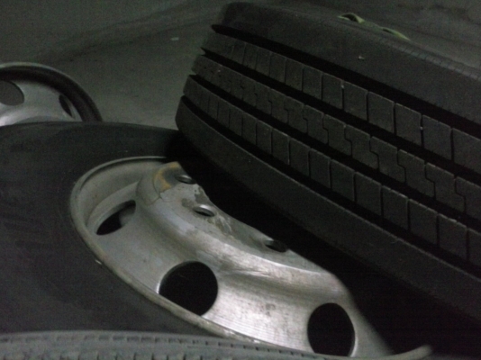 ขายยางรถบรรทุก ยี่ห้อ Bridgestone 295/80R22.5 พร้อมกะทะล้อแมกส์ วิ่งประมาณ 3,000 โล ยางถอดจากคืนห่างเช่า