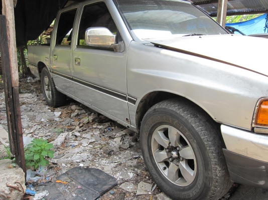 93 ISUZU 4 ประตู เครื่องหัวฉีด 1 J เกียร์ ออโต้ ติดแก้ส NGV ประหยัดสุด สีสวยใหม่เอี่ยม