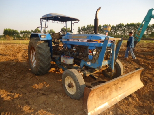 ขายรถไถFord -77เครื่องดี T1 รถสภาพ 80\% สวยพร้อมใช้งาน พร้อมใบมีดดันหน้า ผาน7 ขายรถไถนา F0RB -77 สนใจติดต่อ ชัยยา สตึก โทร 081-9972972 089-8451778