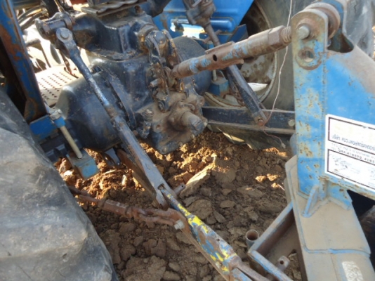 ขายรถไถFord -77เครื่องดี T1 รถสภาพ 80\% สวยพร้อมใช้งาน พร้อมใบมีดดันหน้า ผาน7 ขายรถไถนา F0RB -77 สนใจติดต่อ ชัยยา สตึก โทร 081-9972972 089-8451778