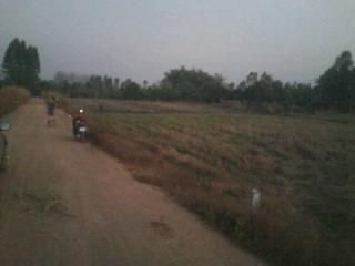 ที่ดิน 4ไร หน้ากว้าง 40-50 เมตร  ติดถนนลูกรัง  อยูหลังโรงบาล