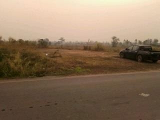 ที่ดินว่างปาว 2งาน ถมแล้ว ติดถนนดำใหญ่ อยูหลัง ร.ร. และ โรงบาล