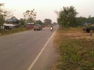 ที่ดินว่างปาว 2งาน ถมแล้ว ติดถนนดำใหญ่ อยูหลัง ร.ร. และ โรงบาล