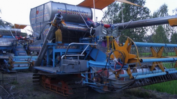 ขาย!! รถเกี่ยว 2 คัน  วรพจน์ 1.450.000 ไทยเจริญ 1.550.000  พร้อมใช้งาน ราคาต่อรองกันได้