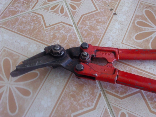 กรรไกรตัดตรง ยี้ห้อ HIT ของ ญี่ปุ่น มีจุดหมุนช่วยผ่อนแรง( มี 2 ตัว)