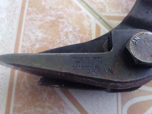 กรรไกรตัดตรง ยี้ห้อ HIT ของ ญี่ปุ่น มีจุดหมุนช่วยผ่อนแรง( มี 2 ตัว)