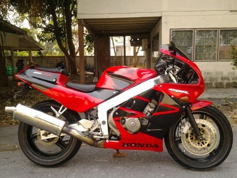 ขาย CBR 250 RR  ปี89   4 สูบ  ราคา 49000 บาท ทะเบียนแท้พร้อมโอนภาษี พรบ.ไม่ขาด