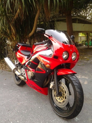 ขาย CBR 250 RR  ปี89   4 สูบ  ราคา 49000 บาท ทะเบียนแท้พร้อมโอนภาษี พรบ.ไม่ขาด