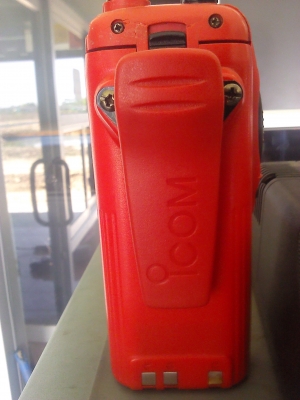 วิทยุรับ-ส่งมี ปท.เครื่องแดง ยี่ห้อ ICOM มีแท่นชาร์จ พร้อมใช้ (มี 3 ชุด)