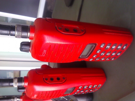 วิทยุรับ-ส่งมี ปท.เครื่องแดง ยี่ห้อ ICOM มีแท่นชาร์จ พร้อมใช้ (มี 3 ชุด)